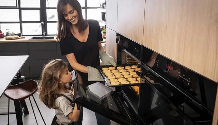 BakingPro System, w który wyposażony jest piekarnik ED57369BA, sprawia, że temperatura w całej komorze jest jednakowa. Dzięki temu ciasto, ciasteczka czy pieczeń są równomiernie upieczone. Pozwala on również na przyrządzanie kilku dań jednocześnie.