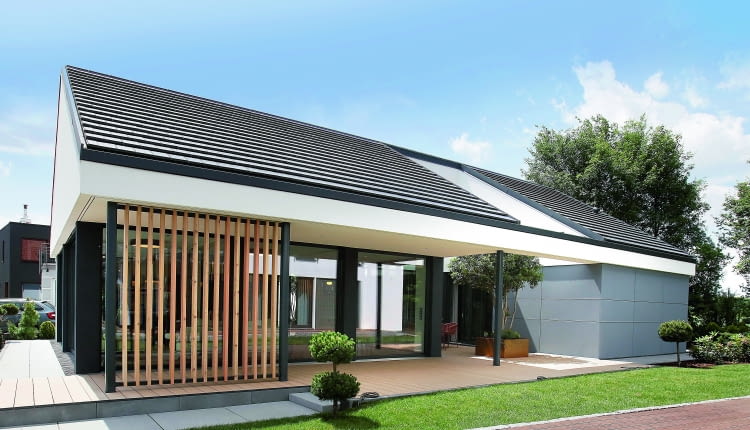 Czy można mieć własny dom w miesiąc? Owszem,  ta idea jest możliwa do zrealizowania, ale po  spełnieniu kilku warunków. Jednym z nich jest  wykorzystanie w tym celu technologii prefabrykacji.