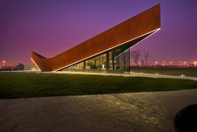`V` - salon pokazowy firmy Vanke, Tianjin, proj. Ministry of Design, 2011