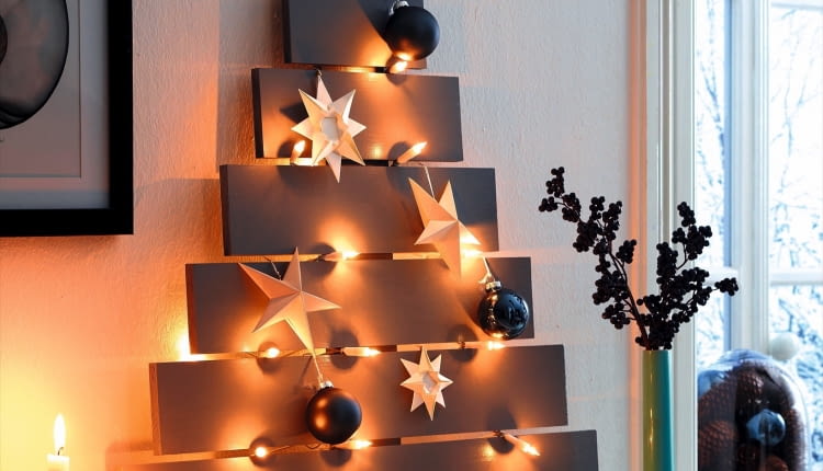 "Choinka" z desek będzie bardziej efektowna, jeśli pomalujemy ją farbami akrylowymi na wybrany kolor pasujący do wystroju wnętrza.