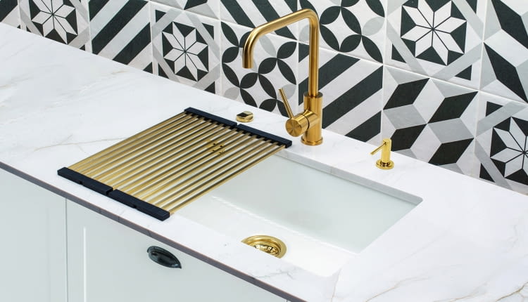 Montaż zlewu bez widocznych krawędzi zapewnia czystość i wygodę w kuchni.