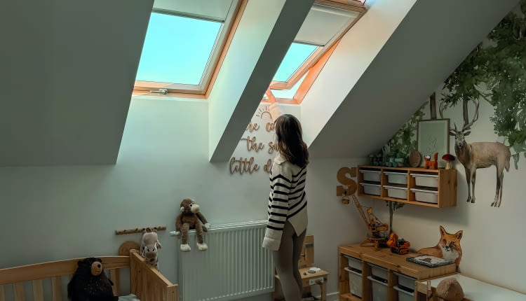 Głównym zadaniem rolet wewnętrznych do okien dachowych jest dekoracja pomieszczenia. Poza tą podstawową funkcją oferują jeszcze wiele udogodnień – tj. chronią przed promieniami UV czy pozwalają kontrolować ilość światła wpadającego do pomieszczenia.