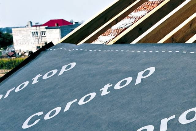 Membranę dachową układa się stroną zabezpieczoną przed promieniami UV (czyli tą z nadrukiem) na zewnątrz