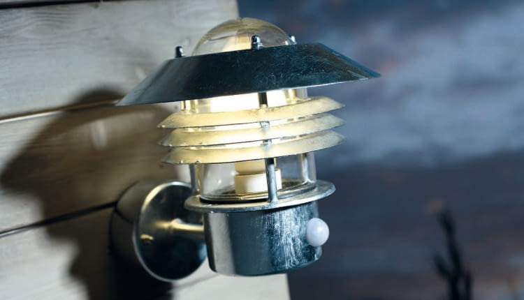 latarnia ścienna z czujnikiem zmierzchu i czujnikiem ruchu (zasięg 8 m), ok. 180 zł, Jula