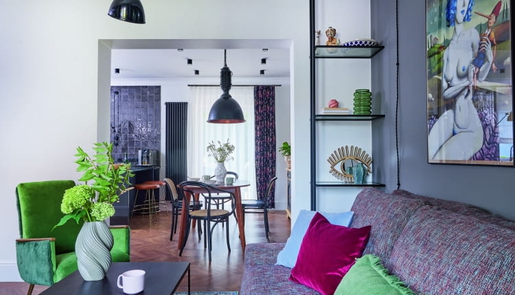 Główny pomysł na wystrój wnętrz domu polega na płynnym przenikaniu się nowych elementów ze starymi: odziedziczonym kredensem, lampami z okresu PRL i takich, które nawiązują stylem do dawnych lat – jak na przykład krzesła producenta Fameg przy stole.