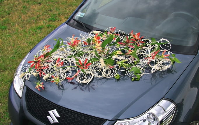 19.06.2011 WARSZAWA SESJA BUKIETY DEKORACJE SLUBNE SAMOCHODOW KOMPOZYCJE DEKORACJE SZKOLA EWY SKUTNIK DLA CZASOPISMA BUKIETY FOT. ARKADIUSZ SCICHOCKI / AGENCJA GAZETA
