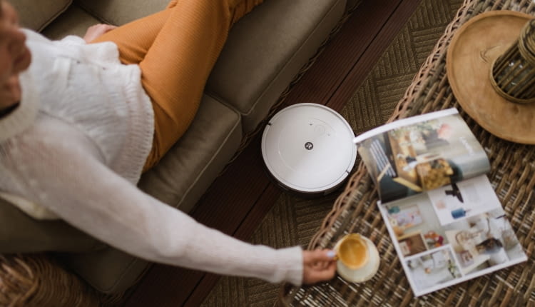 Robot sprzątający odkurza i myje w sposób zaprogramowany zgodnie z potrzebami użytkownika.