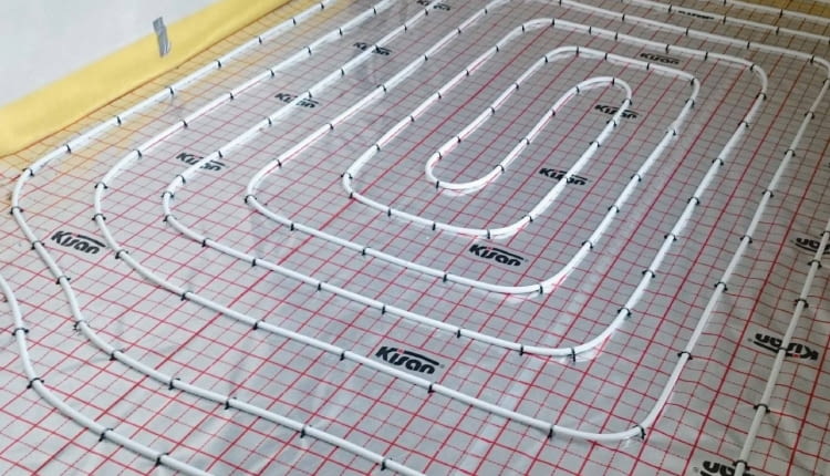 W systemie Kisan Comfort w wersji mokrej stosuje się płyty systemowe pokryte folią tworzywową metalizowaną stanowiącą zabezpieczenie przed wilgocią