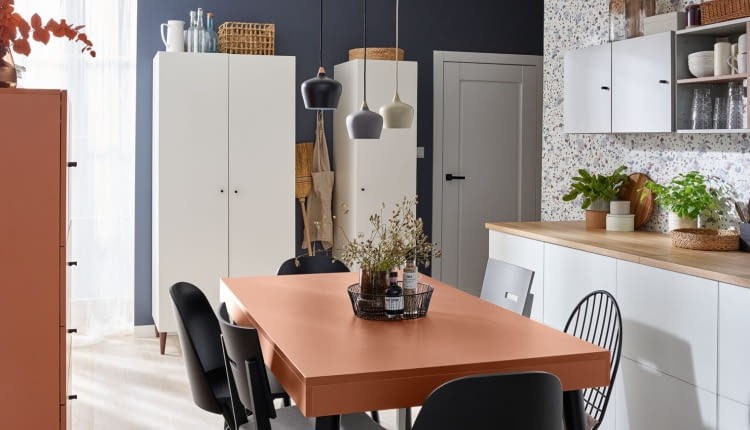 Lampy wiszące Cohen występują w trzech stonowanych kolorach, które dodadzą uroku każdej kuchni.