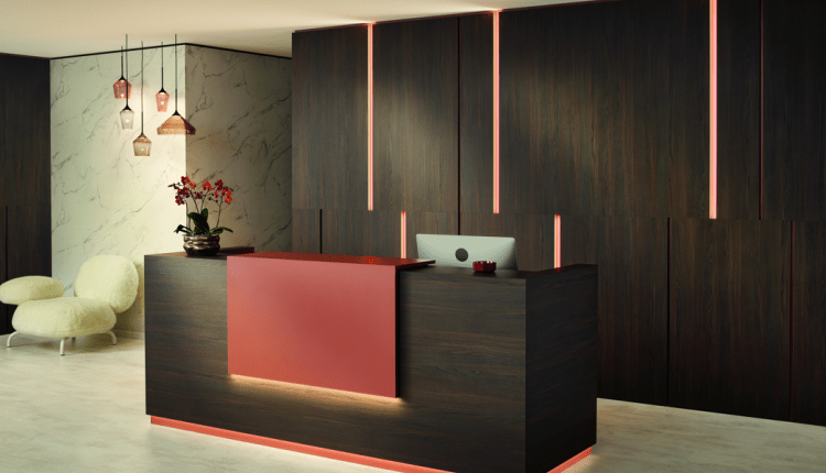 Wykorzystanie dekoru H1227 TM12 Jesion Abano brązowy w strukturze Omnipore. To idealne połączenie, które przywita gości swoim wyrafinowanym stylem, tworząc niezapomniane wrażenia już od pierwszego kroku.