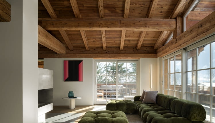 Część mieszkalna łączy w sobie tradycyjną architekturę alpejską z minimalistycznym, modernistycznym stylem: projekt każdego mebla wyraźnie odzwierciedla pomysł właścicieli.