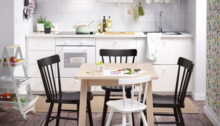 Kuchnia z miejscem na spożywanie posiłków. Stół, blat, a może barek?