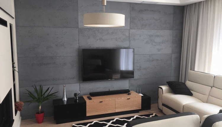 Szary beton architektoniczny na ścianie w salonie