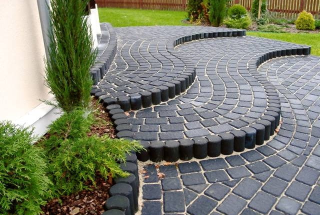 Palisada na obrzeżach schodów. Podobnie można wykończyć brzegi podwyższonych rabat