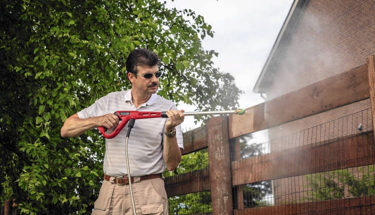 Drewniane ogrodzenie najszybciej i najdokładniej oczyści mocny strumień wody z myjki ciśnieniowej.