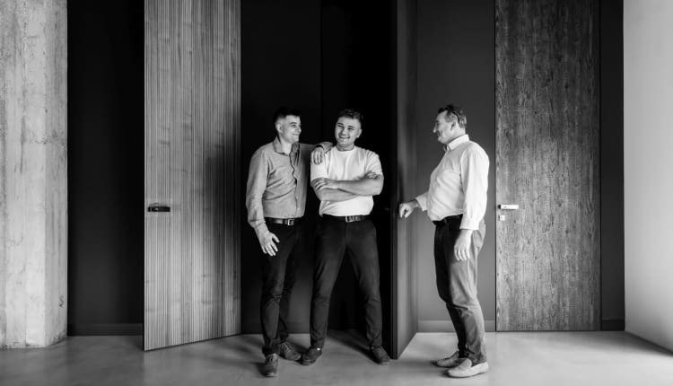 Założycielem firmy jest Kazimierz Moric – mistrz stolarki, który swój pierwszy zakład otworzył w 1991 roku. W działalność firmy aktywnie zaangażowali się również synowie Kazimierza Morica, Łukasz i Paweł – którzy od lat uczestniczą w życiu firmy, od rozwoju technologii po codzienne procesy produkcyjne