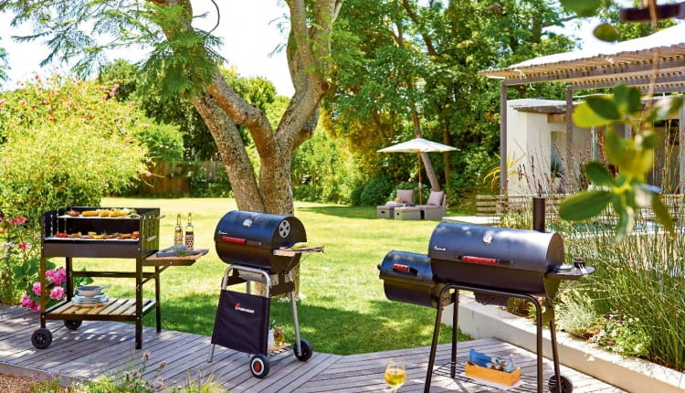 W grillowych kolekcjach plenerowych oferowane są różne urządzenia, m.in. grilowędzarnia, Tchibo, Cena: ok. 1300 zł, www.tchibo.pl