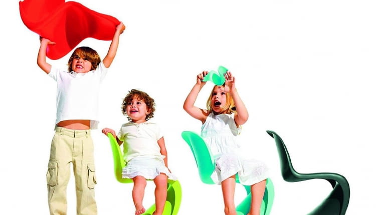 Panton Junior, krzesło zaprojektowane przez Vernera Pantona na przełomie roku 1959 i 1960 od razu zyskało sympatię dzieci. Tym bardziej polubiły one model w wersji dostosowanej do ich wzrostu, Vitra