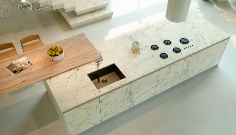 Duża wyspa kuchenna może pomieścić wiele stref, a wykończona pięknym materiałem będzie główną ozdobą wnętrza.