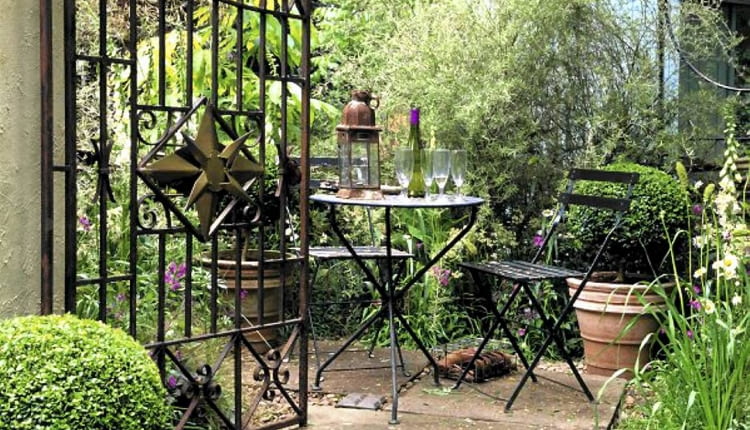 Metalowe przęsła, trelisy, meble i podpory dla pnączy doskonale wpisują się w ogrodowy świat