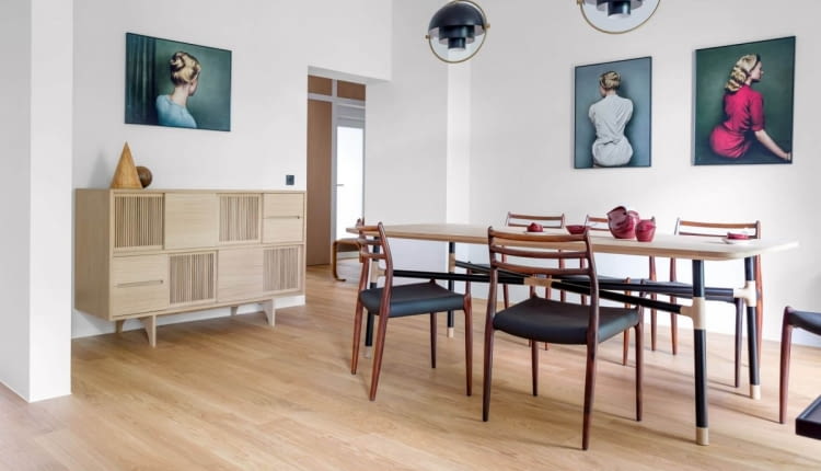 Wyraziste fotografie na ścianach świetnie się komponują z meblami.