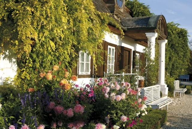 dworek, ogród przy dworku