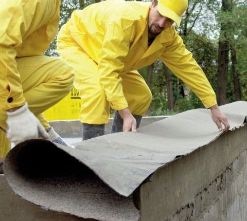 Izolację poziomą ścian fundamentowych robi się z dwóch warstw papy na lepiku