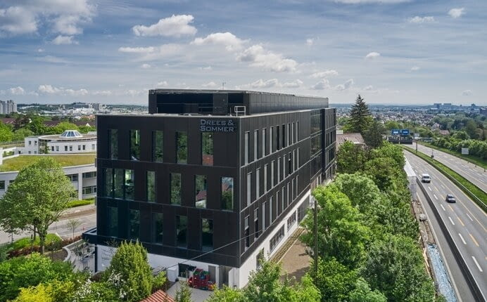 Zintegrowana z fasadą instalacja fotowoltaiczna Schüco BIPV wytwarza 70 MWh energii rocznie, co odpowiada 40% energii produkowanej przez budynek.