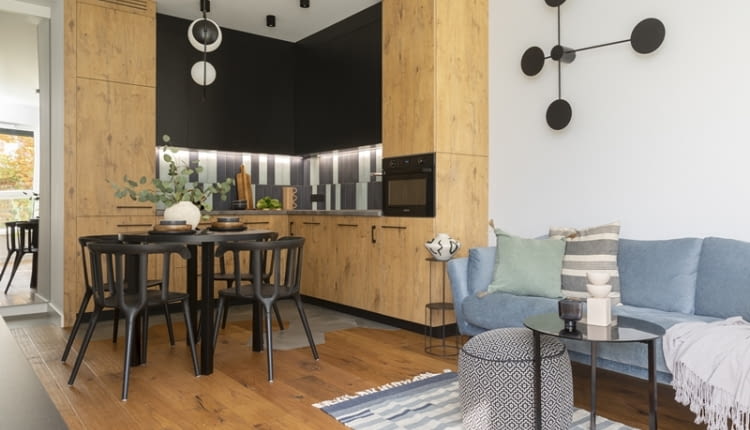 Nowoczesna i ponadczasowa aranżacja z niebieskimi dodatkami