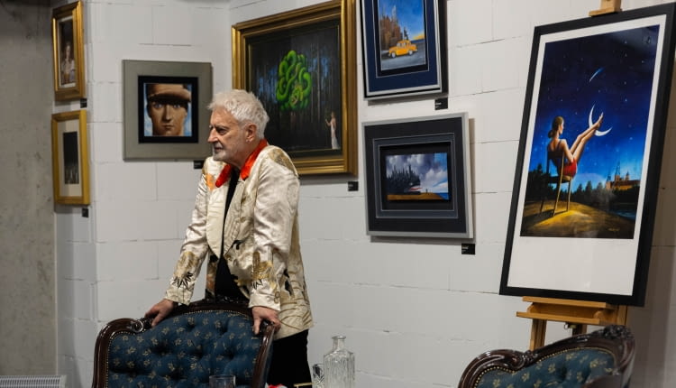 Rafał Olbiński poczas wernisażu wystawy "Desire"