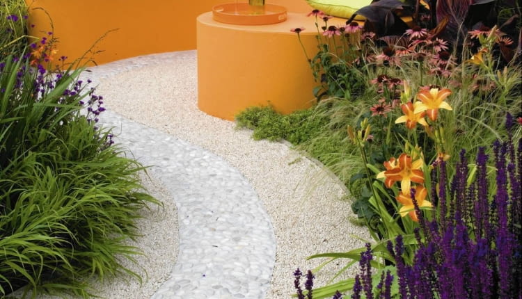 A vibrant courtyard garden designed to stimulate all the senses SLOWA KLUCZOWE: Bambus Beete Bepflanzung Crocosmia Echinacea Sundown Farben Feng Shui Gršser Hof Kissen Leinwand Lifestyle Mauern Phyllostachys nigra Sitzplatz Stadt Stahl Vogel Wege Wšnde anpflanzen ausgeschnitten ausschneiden bepflanzen bunt einpflanzen geschwungen grŁn klein krumm orange schwarz urban Hochformat