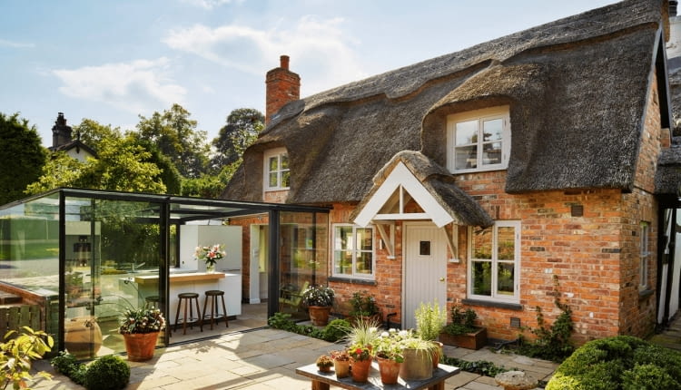 Kuchnia dobudowana do starego domu.