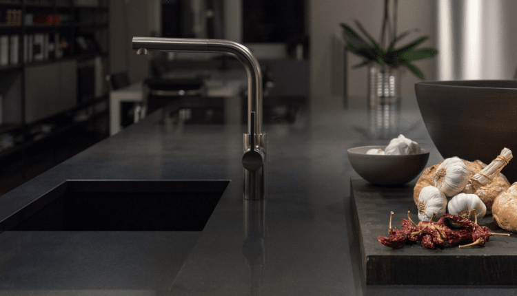 Jak wybrać zlew podwieszany i zamontować go w blacie?