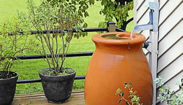 Pojemnik na deszczówkę w kształcie antycznej amfory to wygoda i ekoozdoba ogrodu i tarasu.