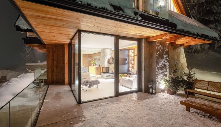 Budowa domu to bardzo ambitne przedsięwzięcie. Nie oznacza to jednak, że nie poradzimy sobie z takim wyzwaniem. Wystarczy solidne przygotowanie – od zapewnienia finansowania, przez wybór istotnych elementów, takich jak okna, aż po dostosowanie projektu domu do naszego stylu życia.