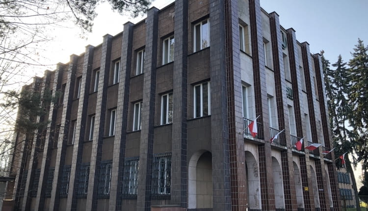 Budynek Dyrekcji Naczelnej Huty o urozmaiconej fasadzie, z obfitym użyciem cegły klinkierowej, jest najlepiej zachowanym przykładem stylu art déco w Stalowej Woli.