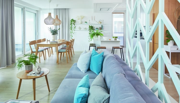 Światło i przestrzeń - aranżacja 74-metrowego apartamentu