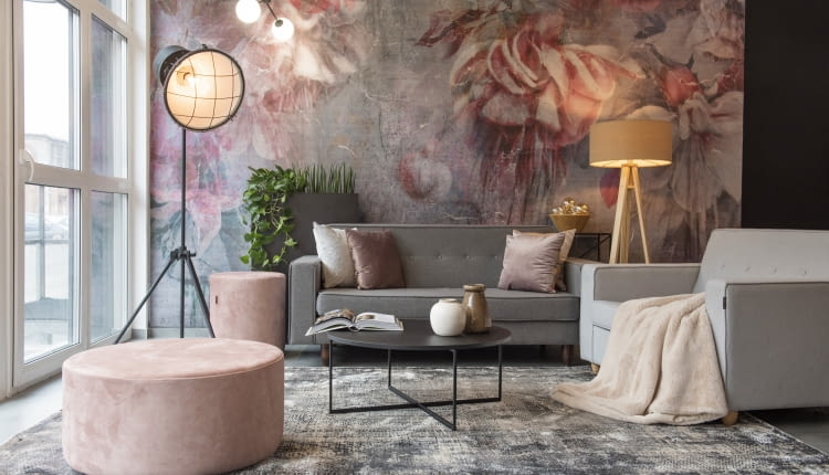 Obecnie popularny staje się maksymalizm, czyli wyraziste ozdoby, które dodają wnętrzom charakteru. Tapety w duże kwiaty są z pewnością propozycją, która wpisuje się w ten trend, Swingtime Fuchsia.