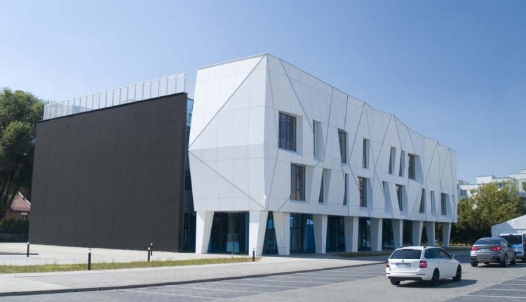 Dzielnicowe Centrum Kultury na Ursynowie - widok od wschodu