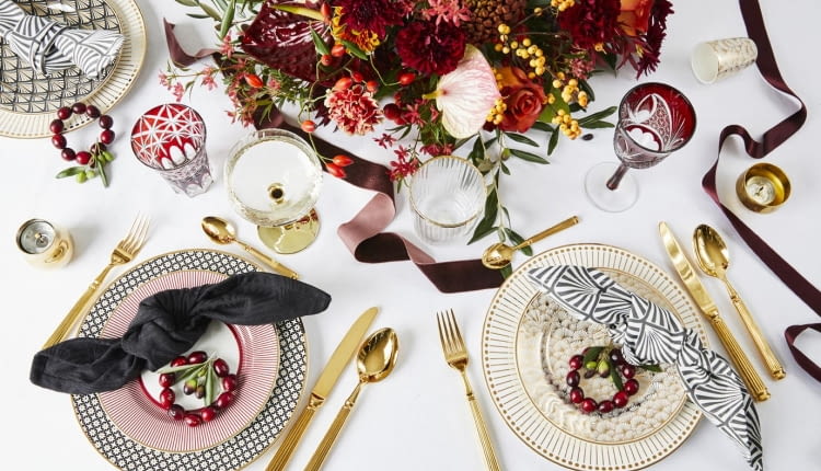 Stół w kolorach tęczy