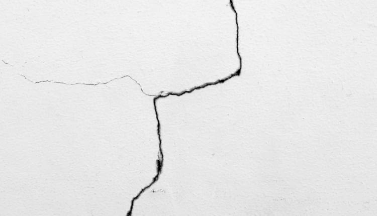 Pęknięcie na elewacji