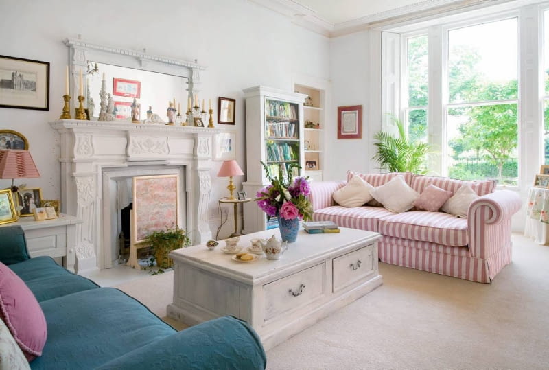 Dom zaaranżowany w stylu shabby chic sprawia wrażenie zamieszkanego od dawna, jakby każde pokolenie coś po sobie zostawiło. Taki efekt dają stare lub postarzane meble i ozdoby w różnych stylach. Classic living room