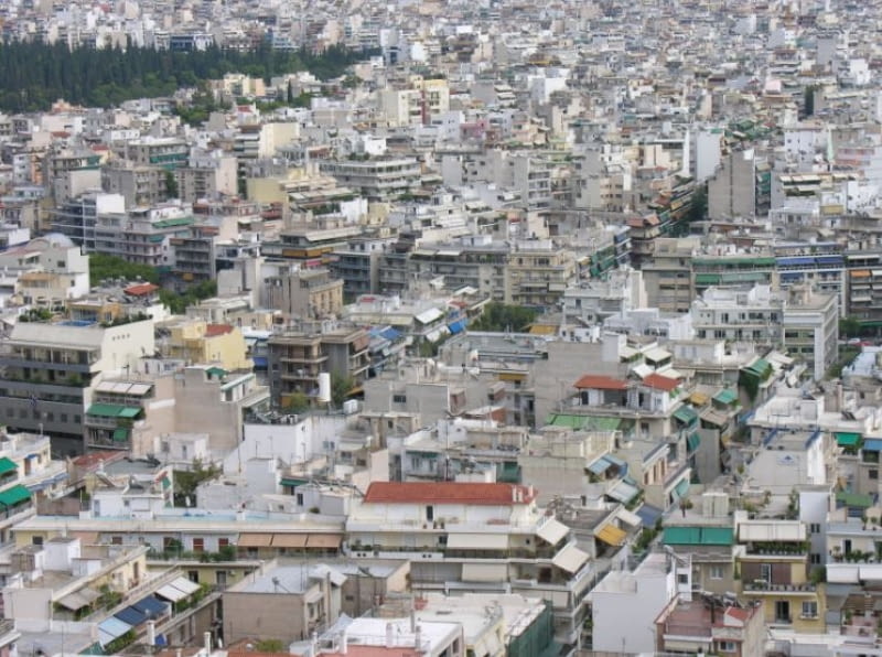 "Here, in Grece, we like white" wyjaśniała mi właścicielka apartamentu, w którym mieszkałam. To prawda wystarczy wyjrzeć przez okno w Atenach i spojrzeć na surowe, zazwyczaj biało-szare elewacje poly-katoika. Ateny, miasto, architektura, ARCYTEKTURA
