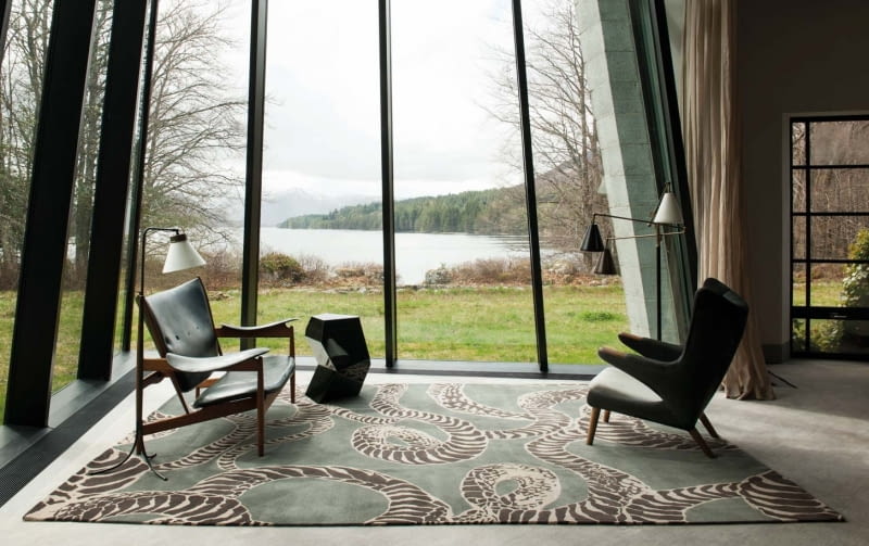 Ręcznie tkany dywan z tybetańskiej wełny, zaprojektowany przez Kelly Wearstller, kreatorkę wnętrz i mody, dla brytyjskiej marki The Rug Company. dywan w zwierzęce wzory
