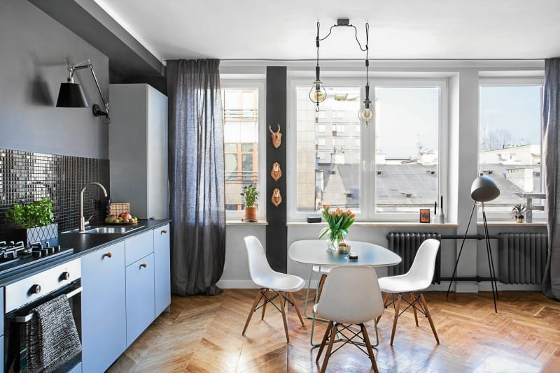 NEUTRALNE SZAFKI (z IKEA, uchwyty zamieniono na gałki z H&M Home) nabrały charakteru po wykończeniu ściany czarną mozaiką (Leroy Merlin). Wyżej - miedziany zegar DIY marki Ilva (cyfry i wskazówki przykleja się do ściany). Kuchnię oświetla kinkiet z ruchomym ramieniem (dobrelampy.pl). NEUTRALNE SZAFKI (z IKEA, uchwyty zamieniono na gałki z H&M Home) nabrały charakteru po wykończeniu ściany czarną mozaiką (Leroy Merlin). Wyżej - miedziany zegar DIY marki Ilva (cyfry i wskazówki przykleja się do ściany). Kuchnię oświetla kinkiet z ruchomym ramieniem (dobrelampy.pl).