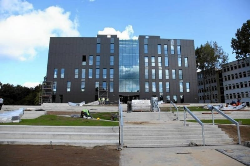 Biblioteka uniwersytecka w Zielonej Górze - przed wejściem ma powstać dziedziniec z zielenią i ławkami Biblioteka uniwersytecka w Zielonej Górze