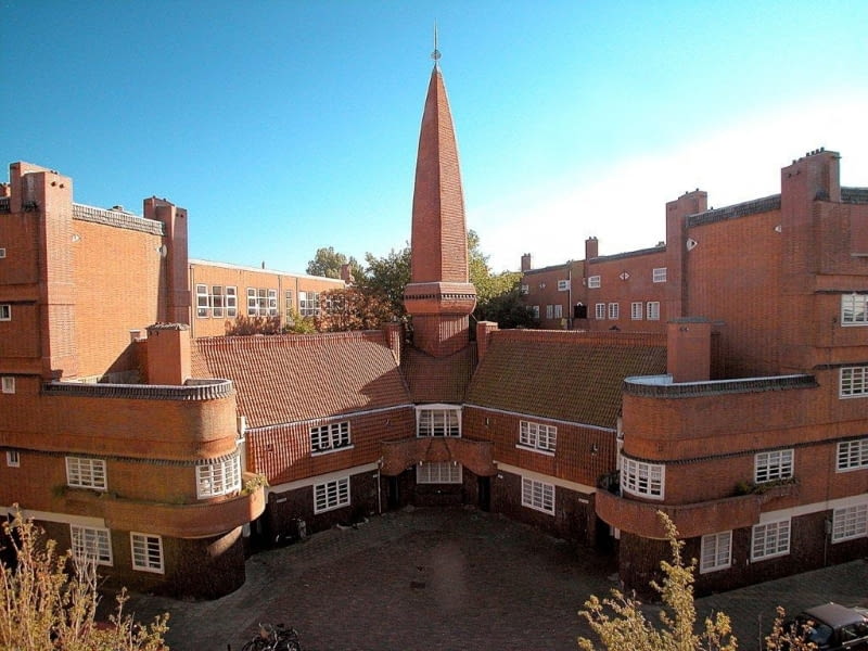 Amsterdam to miasto eksperymentów architektonicznych, a Het Schip - osiedle powstałe na początku ubiegłego wieku, jest tego najlepszym przykładem. Na zdjęciu ekspresjonistyczne osiedle Het Schip projektu Michela de Klerka Ekspresjonistyczne osiedle Het Schip w Amsterdamie, proj. Michel de Klerk