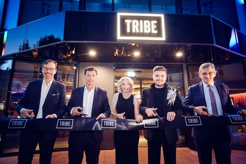 Od lewej: Dominik Sołtysik, COO Eastern Europe Essendi Gilles Clavie, CEO Essendi_Pauline Oster, Vice President & Head of TRIBE Hotels Europe & North Africa_Tomasz Schweda, Multi Site General Manager, TRIBE Krakow Old Town & Mercure Krakow Old Town _Aiden McAuley, COO Managed Hotels Europe & North Africa Premium, Midscale & Economy, Accor Od lewej: Dominik Sołtysik, COO Eastern Europe Essendi Gilles Clavie, CEO Essendi_Pauline Oster, Vice President & Head of TRIBE Hotels Europe & North Africa_Tomasz Schweda, Multi Site General Manager, TRIBE Krakow Old Town & Mercure Krakow Old Town _Aiden McAuley, COO Managed Hotels Europe & North Africa Premium, Midscale & Economy, Accor