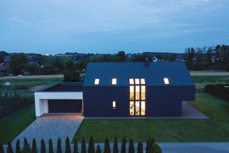 Stolarka FAKRO inspiruje architektów i inwestorów, tworząc domy pełne harmonii i nowoczesnego stylu.