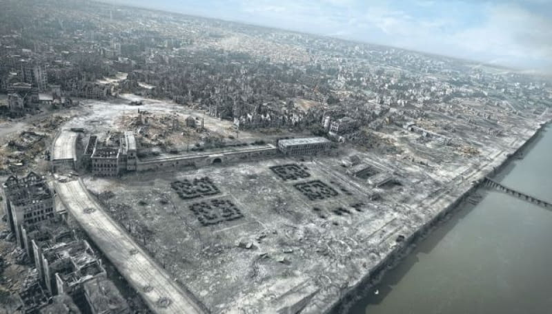 Jeden z kadrów filmu 'Miasto ruin': na pierwszym planie Arkady Kubickiego i ruiny Zamku, jasna plama u góry w centrum to pustynia pozostała po getcie Jeden z kadrów filmu 'Miasto ruin': na pierwszym planie Arkady Kubickiego i ruiny Zamku, jasna plama u góry w centrum to pustynia pozostała po getcie